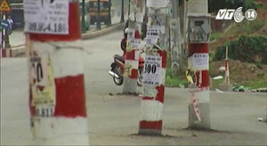 Clip: Cột điện 'mọc' giữa đường gây tai nạn liên tiếp ở TP.HCM