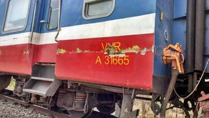 Đâm mạnh vào tàu hoả, xe ben bị dội ngược bẹp dúm