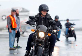 Harley-Davidson luyện lính Mỹ lái mô tô trên tàu sân bay