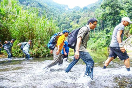 Hình ảnh PTT Vũ Đức Đam lội suối, trèo đèo giới thiệu Sơn Đoòng gây ấn tượng mạnh