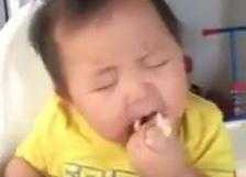 Clip em bé vừa ăn vừa ngủ dễ thương đến nỗi không thể không xem