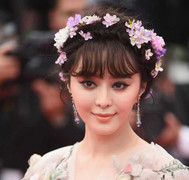 Phạm Băng Băng diện váy trong suốt đính hoa tại Cannes