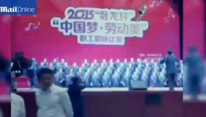 Sập sân khấu cao 5m, gần trăm ca sĩ rơi xuống đất