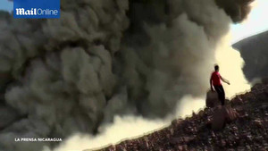 Video: Núi lửa đột nhiên phun trào, du khách chạy tán loạn