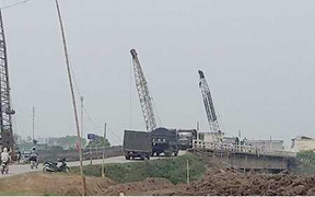 Thanh tra giao thông ép xe 60 tấn qua cầu 13 tấn