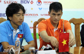 Công Vinh chỉnh ngắm quốc kỳ trong phòng họp báo