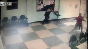 Kinh hoàng bảo vệ đấu súng khốc liệt với cướp ngân hàng