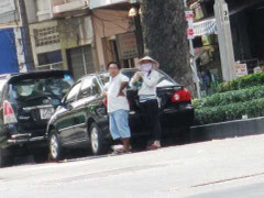 Lập bãi giữ xe ô tô trái phép trên phố Sài Gòn