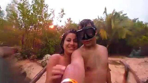 Cặp tình nhân chụp ảnh tự sướng suýt bị sét đánh chết