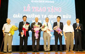 Phó giáo sư trẻ nhất Việt Nam nhận giải thưởng Tạ Quang Bửu 2015