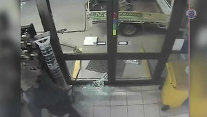 Chết cười tên trộm ngu ngốc mang dây xích đi trộm cây ATM