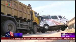 Clip: Đâm nát đuôi xe khách, lái xe tải bỏ trốn