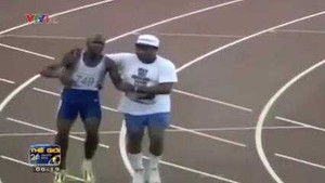 Video: Cảm động cảnh bố vượt hàng rào an ninh giúp con chạy về đích