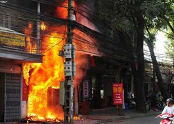 Lửa thiêu rụi cửa hàng bánh ngọt trên phố Phùng Hưng, Hà Nội