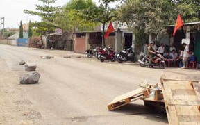 Xe ben gây tai nạn kéo lê nạn nhân, dân bức xúc dựng rào chặn đường