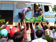 Xe tải 'đấu' xe lửa, lái tàu mắc kẹt trong buồng lái