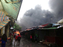 Lửa bùng lên dữ dội ở chợ Phùng Khoang, nhiều cửa hàng bị thiêu rụi