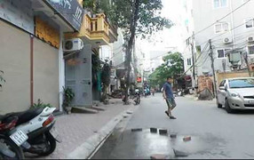 Hà Nội: Nữ sinh lớp 8 rơi từ tầng 3 xuống đất đã tử vong