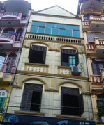 Hà Nội: Nữ sinh lớp 8 rơi từ tầng 3 xuống đất đang nguy kịch