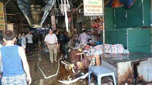 Cháy dữ dội chợ Phùng Khoang, nhiều người phải đi cấp cứu