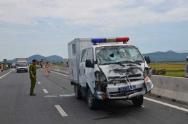 Xe chở phạm nhân đâm nát máy cày trên quốc lộ 1