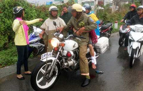 Hình ảnh CSGT ôm chặt nạn nhân đầy máu đi cấp cứu giữa mưa gây ấn tượng