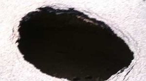 Hà Nội: Xuất hiện 'hố tử thần' trên đường Đại Cồ Việt