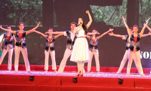 Hồ Quỳnh Hương 'cháy' hết mình cùng thanh niên Thủ đô