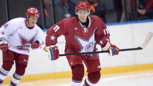 Tổng thống Putin liên tiếp ghi bàn trong trận khúc côn cầu