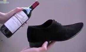 Mẹo mở rượu vang bằng... giày