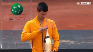 Mở rượu ăn mừng, cây vợt số 1 thế giới bị nút chai bắn thẳng vào mặt