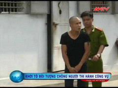 Clip: Táo tợn tông thẳng xe vào cảnh sát giao thông hòng tẩu thoát