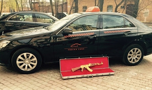 Một hãng taxi tìm khách bỏ quên súng AK-47 bằng vàng
