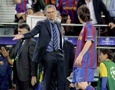 Mourinho: Muốn vĩ đại thật sự, Messi nên rời Barca