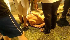 Clip: Kẻ 'ngáo đá' cởi trần chặn đầu, đập kính ôtô