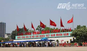 Hàng nghìn người đội nắng xếp hàng vào Lăng viếng Bác