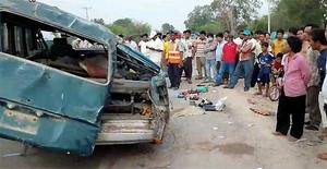 Xe công nhân Campuchia tông xe buýt Việt Nam, 25 người chết