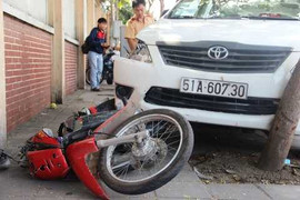 Taxi mất lái đâm liên hoàn trên phố Sài Gòn