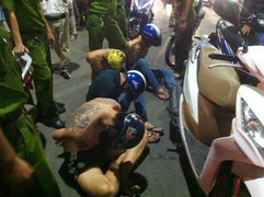 Nhóm côn đồ thả chó dữ, bắn súng vào nhà dân