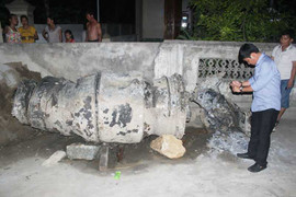 Vớt vật thể lạ nghi đuôi máy bay: Chưa đồng ý bàn giao cho chính quyền