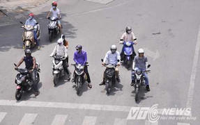 Nắng nóng quay cuồng, người Hà Nội sợ hãi dừng chờ đèn đỏ