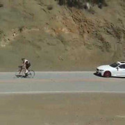 Hàng loạt ôtô, môtô di chuyển ì ạch sau chiếc xe đạp leo dốc chậm rãi