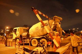 TP.HCM: Xe bê tông húc tung thanh giới hạn chiều cao, kẹt xe giữa đêm