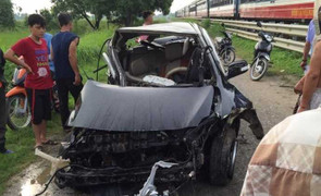 Cố vượt đường ray, ô tô bị tàu hoả đâm nát