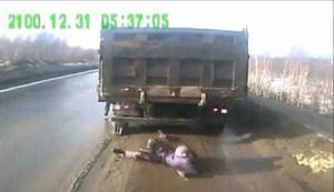 Xe tải lùi suýt chèn trúng người sửa xe trong gầm