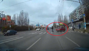 Thản nhiên băng qua đường đông suýt bị ôtô đâm thảm khốc