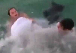 Clip: Cố chụp ảnh lãng mạn, cô dâu suýt chết đuối