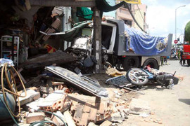 Phút kinh hoàng tài xế lao xe tông sập nhà dân, vùi lấp nhiều người