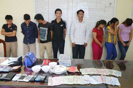 Nam nữ mở sới bạc trên đồi đánh thâu đêm