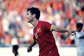 Clip: Siêu phẩm solo từ giữa sân của Công Phượng